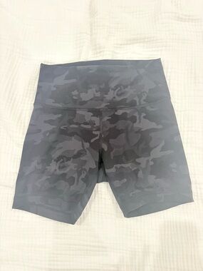 Lululemon Wunder Train Shorts 6” Camo size 8